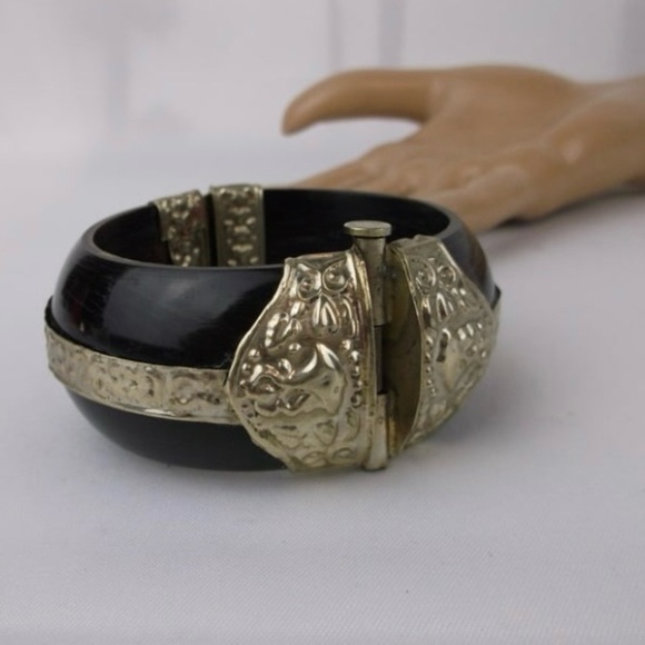 Vintage Big Carved Horn Lock Lever Bracelet 7-8" - Picture 2 of 3